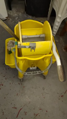 Mop carrinho de limpeza geral.