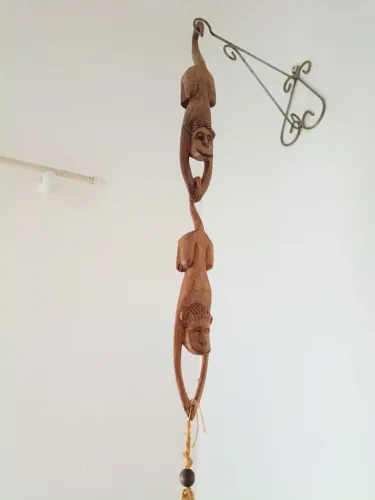 Mobile de esculturas de macacos em madeira