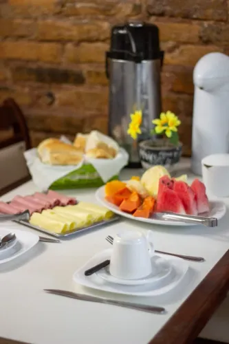 Precisa-se de cozinheira com experiência;