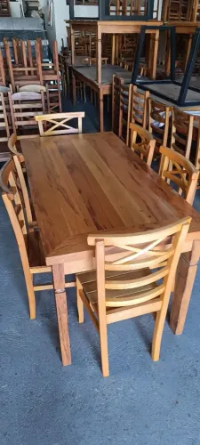 Mesa com 6 cadeiras de madeira 1.60x80 $ 2.799,00 no Pix novas e a pronta entrega