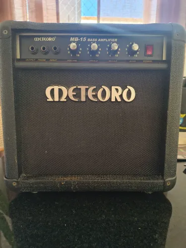 Amplificador de baixo Meteoro MD-15