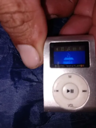 Antigo mp3 com entrada para cartão de memória... apenas aparelho sem carregador ou phone