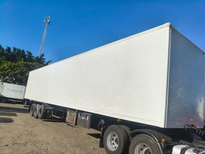 Carreta baú 30 pallets alumínio
