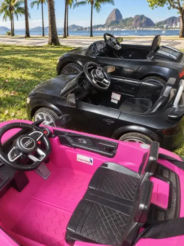 Promoção ainda tenho 2 carro elétrico infantil Audi com bateria nova