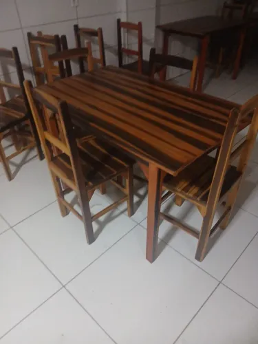 Vendo mesas madeira com cadeiras.