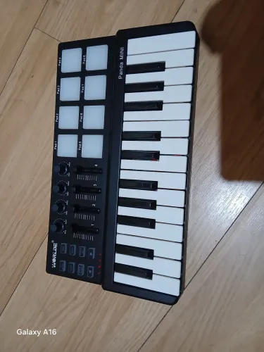 Controladora midi Worlde Panda Mini 25 teclas.