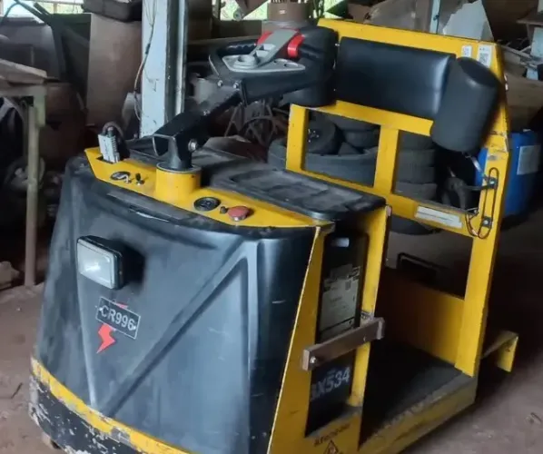 Rebocador elétrico c/ lâmina p/ limpar dejetos e outra lâmina p/ trato de animais