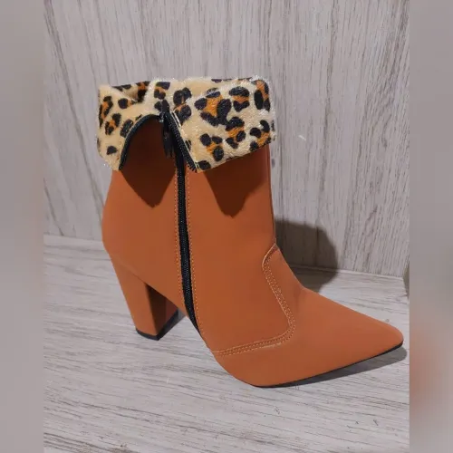 BOTA FEMININA CANO CURTO COM DETALHE ANIMAL PRINT.