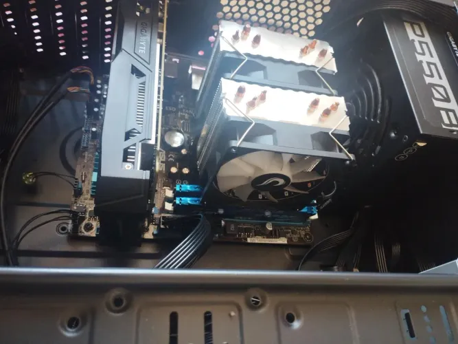 Vendo Pc (precisa instalar o windows) 1000,00R$ , ( vem nas propostas)