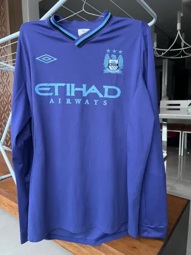 PACOTE DE UNIFORMES RETRÔ MANCHESTER CITY E LINFIELD