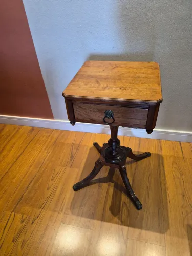 Mesa com gaveta