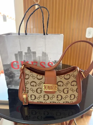 Bolsa de mão Guess original mini cor caramelo.