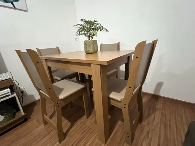 Vendo mesa de jantar com 4 cadeiras