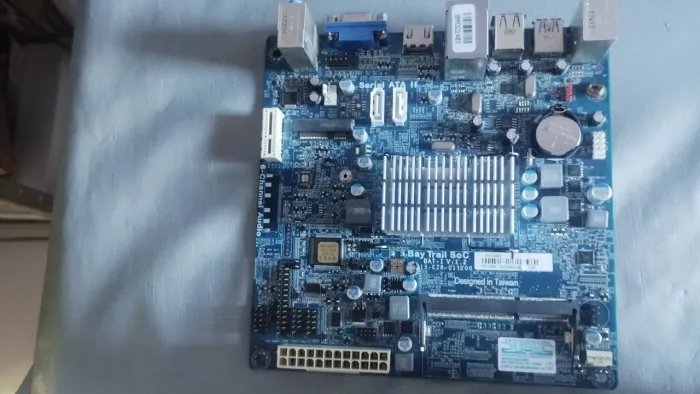 Placa mãe micro ATX com Celeron