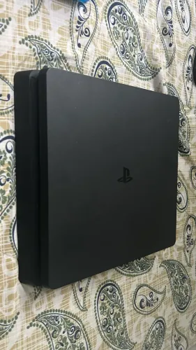 PS4 slim 1TB + 2 controles + 6 jogos