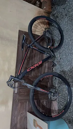 BICICLETA OGGI ARO 29 PRETA E VERMELHA