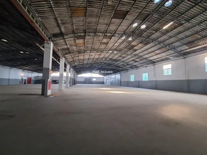 Galpão com 3959m² na Zona Oeste, próximo à Rod. Raposo Tavares