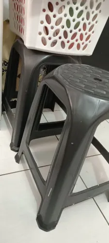 2 bancos, 1 mesa plástico branca redonda, 2 cadeiras brancas 