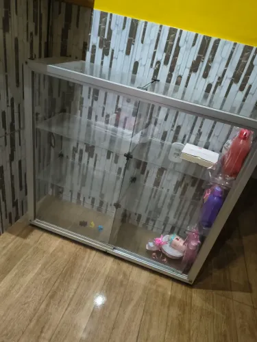 Vendo balcão de vidro com porta de correr