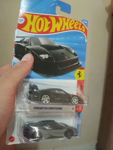 2 Ferrari hot Wheels