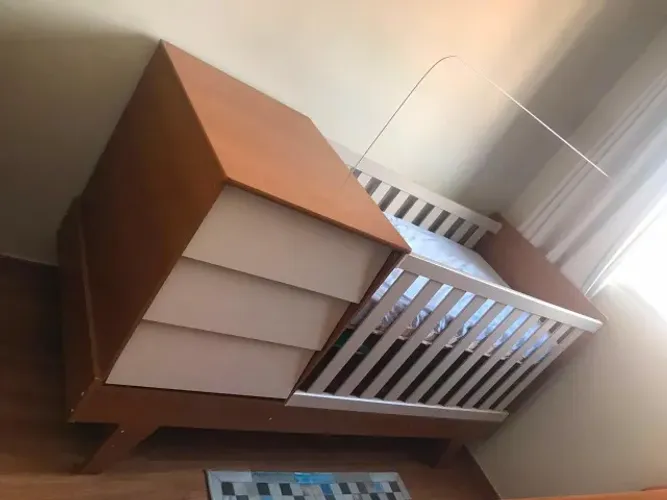 Berço com cômoda + colchão + 2 lençóis (retirando a cômoda se torna uma cama)