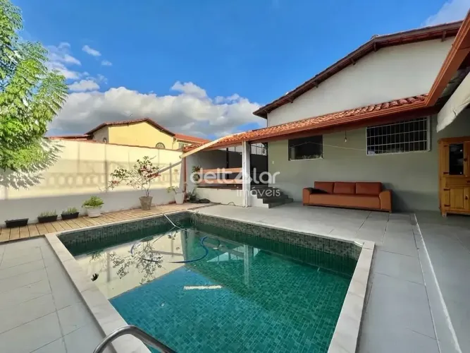 Casa à venda com 3 quartos, suíte, espaço gourmet com piscina e 3 vagas de garagem, Santa