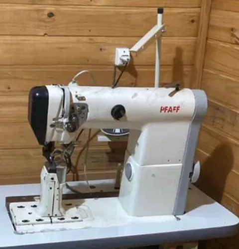 Máquina reta com coluna PFAFF