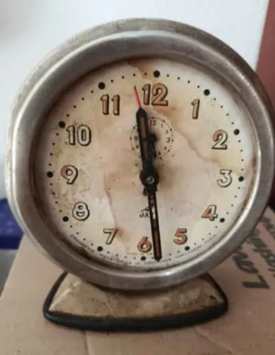 Relógio despertador antigo da marca francesa Jaz, provavelmente da década de 1920 ou 1930