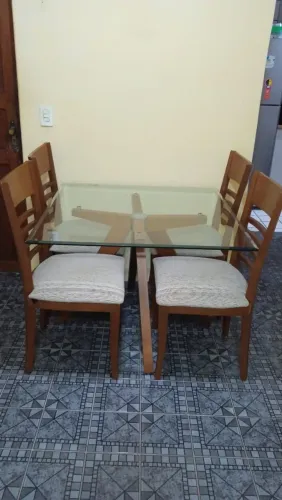 Mesa de Jantar com Tampo de Vidro 1,00m x 1,00m e 4 Cadeiras em Madeira Maciça
