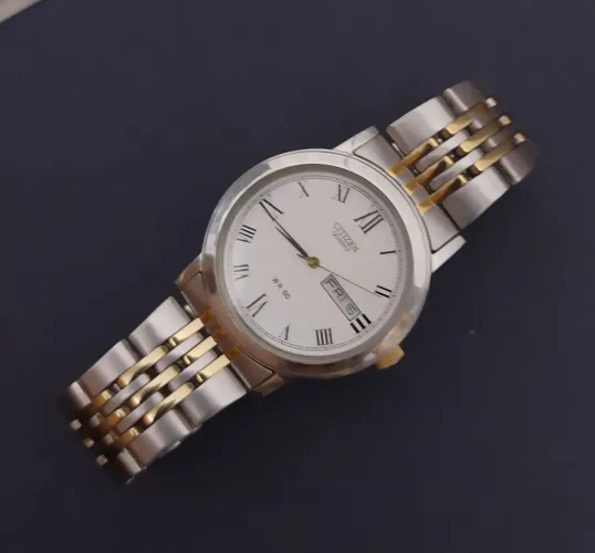 Relógio Citizen original prata detalhes dourado  RELIQUIA 