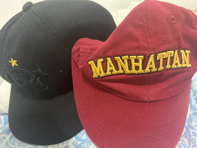 Dois bonés pra vender no precinho