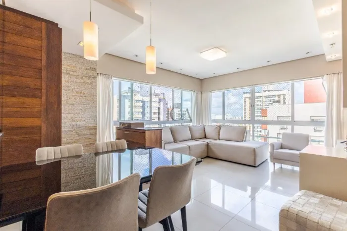 Apartamento mobiliado com vista no Petrópolis - 2 suítes e 2 vagas
