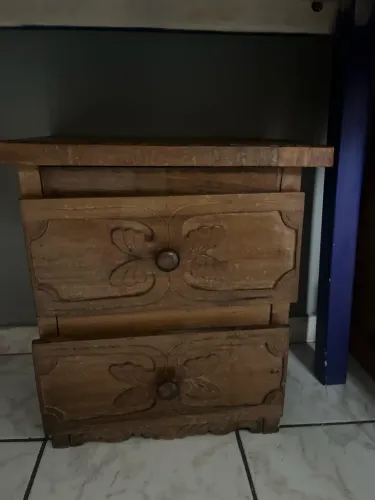 Mesa de cabeceira em madeira maciça