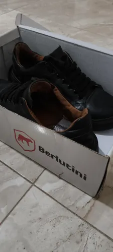 Tênis de Amarrar Minimalista Todo Preto Sola Alta Clean