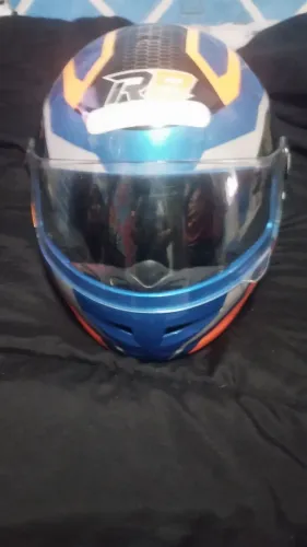 Vende se Capacete R8