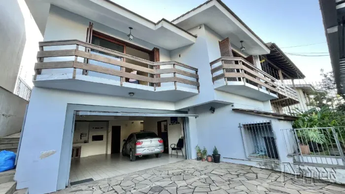 Casa residencial à venda no bairro Primavera com 292 m² e 3 dormitórios/quartos.