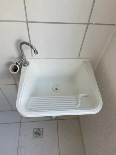 Tanque de lavar roupa de fibra com torneira