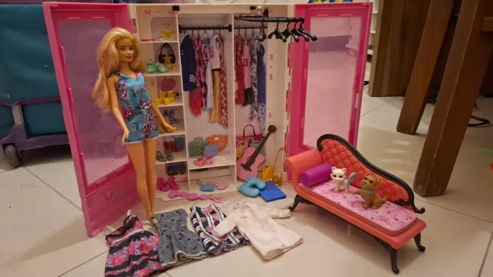 Closet Barbie com bonecas e acessórios