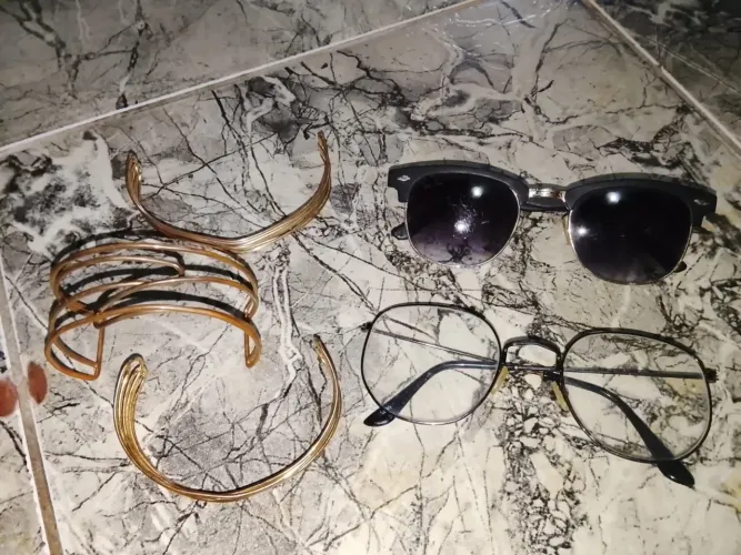 Kit Feminino: Óculos + Pulseiras Douradas
