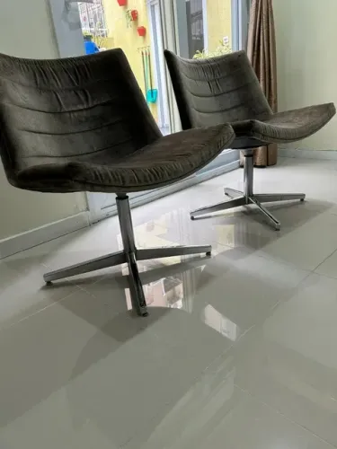 Cadeira giratória para sala em veludo marrom. 
