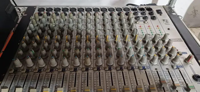 Vende-se Um Cabeçote Ciclotron 1.500 e Uma Mesa de Som Staner com Entrada Canon