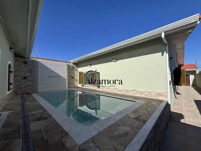 Casa com piscina a 250 metros da praia, no Cibratel 2 em Itanhaém.