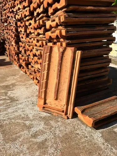 Telhas francesas de barro, por volta de 400 unidades usadas $200,00