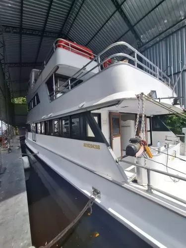 OPORTUNIDADE! Embarcação de grande porte (7 camarotes)