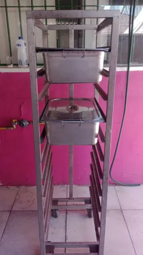 Carrinho de inox p higienizadoras de alimentos. Sem as cubas.