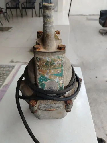 Vende se uma bomba de cisterna. 