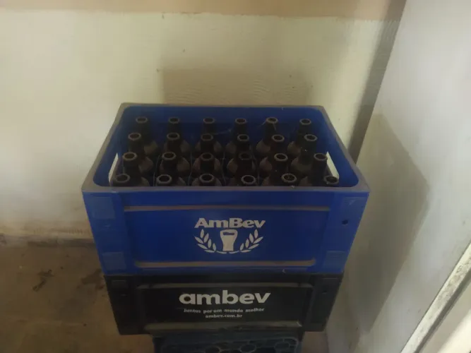 Caixas com vasilhame livrinho e 600 ml da ambev