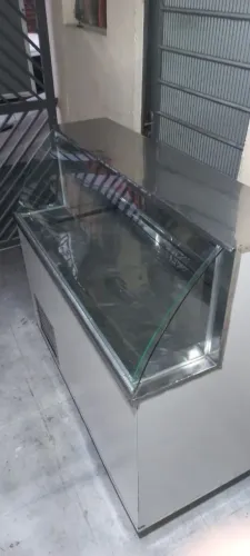Balcão expositor refrigerado 220v 1,50 mts em bom estado e com garantia 