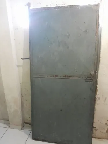 Portão de chapa 1,88 m por 0,88 m