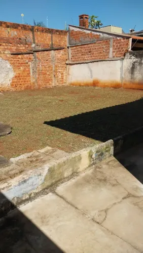 Faço serviços de limpeza de quintal jardinagem faço pequenos fretes também 